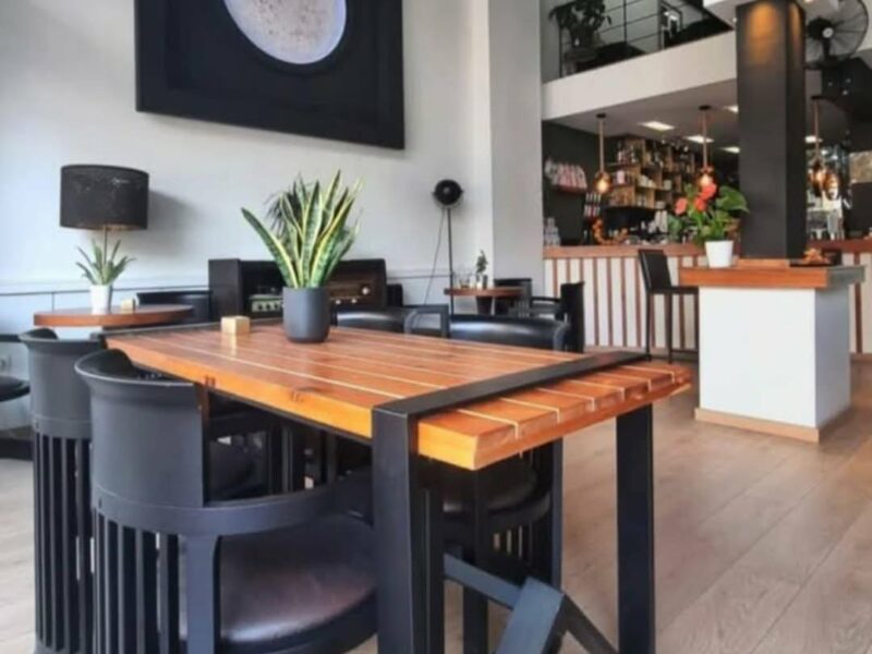 SELLING a 100 sq.m. coffee shop in an excellent spot, next to Panteion University. It is a fully equipped and ready for immediate operation shop, set up with modern equipment and available products. It is found in an area with constant flow of people.