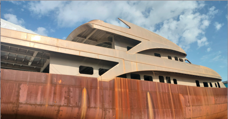 Από φιλόδοξο luxury σκάφος κατέληξε κουφάρι επί δύο δεκαετίες σε ναυπηγείο: Η «Χίμαιρα» βγαίνει ξανά σε πλειστηριασμό