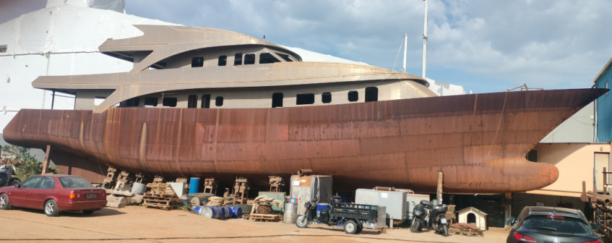 Από φιλόδοξο luxury σκάφος κατέληξε κουφάρι επί δύο δεκαετίες σε ναυπηγείο: Η «Χίμαιρα» βγαίνει ξανά σε πλειστηριασμό