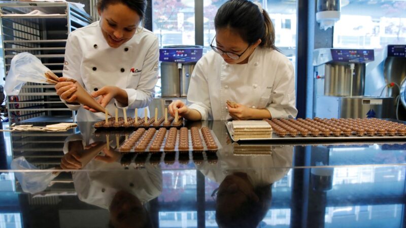 Βυθίζεται η μετοχή της μεγαλύτερης σοκολατοποιΐας στον κόσμο