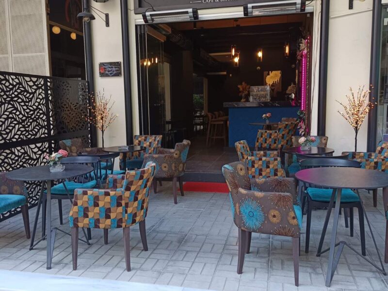 Πωλείται καφέ μπαρ – μεταβίβαση άδειας λειτουργίας, πλήρως εξοπλισμένο σε κεντρικό σημείο με σταθερή πελατεία.