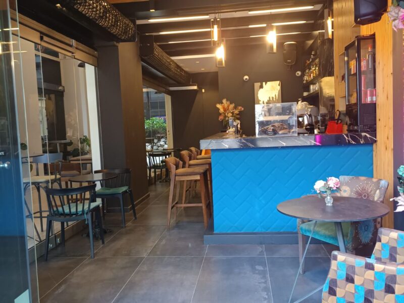 Πωλείται καφέ μπαρ – μεταβίβαση άδειας λειτουργίας, πλήρως εξοπλισμένο σε κεντρικό σημείο με σταθερή πελατεία.