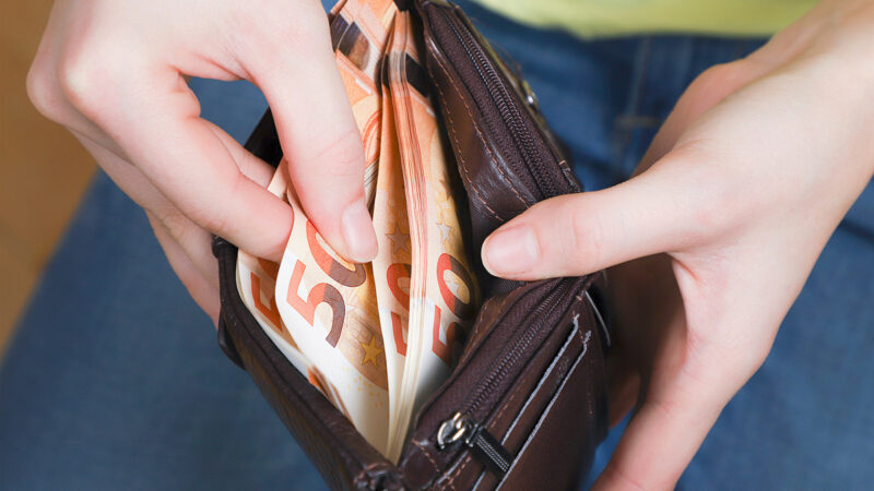 Φόροι και εισφορές «τρώνε» πάνω από το 37% του εισοδήματος των εργαζομένων