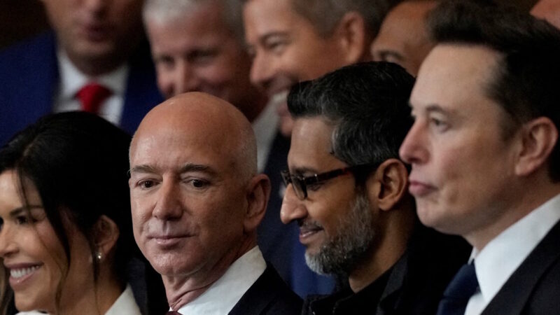 Ο Τζεφ Μπέζος αγοράζει την Globalstar και κοντράρει το Starlink του Έλον Μασκ