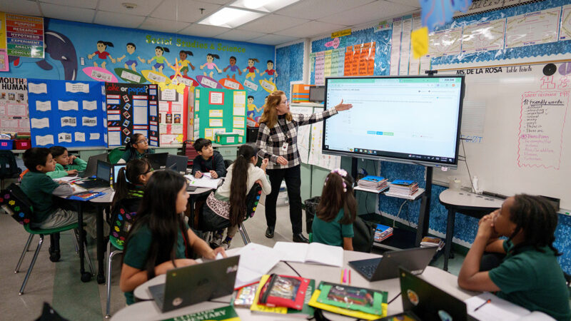 Καθηγήτρια έδειξε γυμνές φωτογραφίες στους μαθητές της κατά τη διάρκεια παρουσίασης μέσα στην τάξη