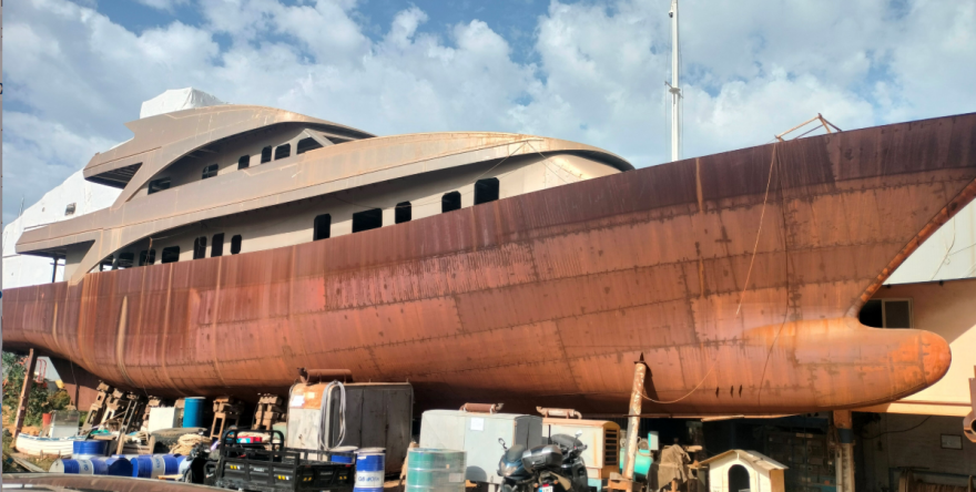 Από φιλόδοξο luxury σκάφος κατέληξε κουφάρι επί δύο δεκαετίες σε ναυπηγείο: Η «Χίμαιρα» βγαίνει ξανά σε πλειστηριασμό