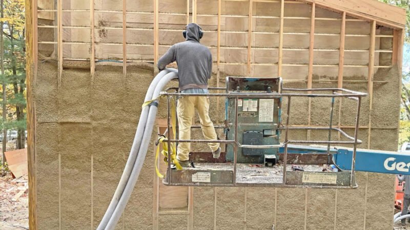 Υλικό «απαγορευμένο» για 90 χρόνια, επιστρέφει με 15 φορές καλύτερη μόνωση από το σκυρόδεμα και αποθήκευση CO₂ με διάρκεια