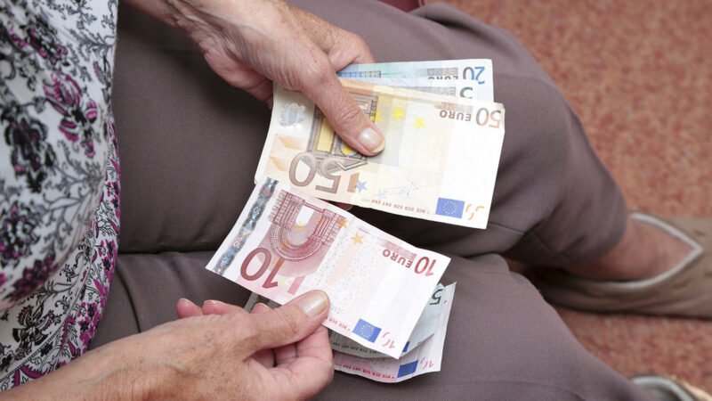 Σύνταξη πριν τις αλλαγές: Ρεκόρ αιτήσεων στον ΕΦΚΑ λόγω φόβων για όρια ηλικίας