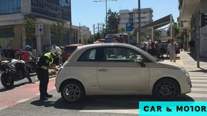 Έχασε πινακίδες και δίπλωμα μπροστά στα μάτια των περαστικών -Το παρκάρισμα που έγινε viral και ο αστυνόμος που χειροκροτήθηκε