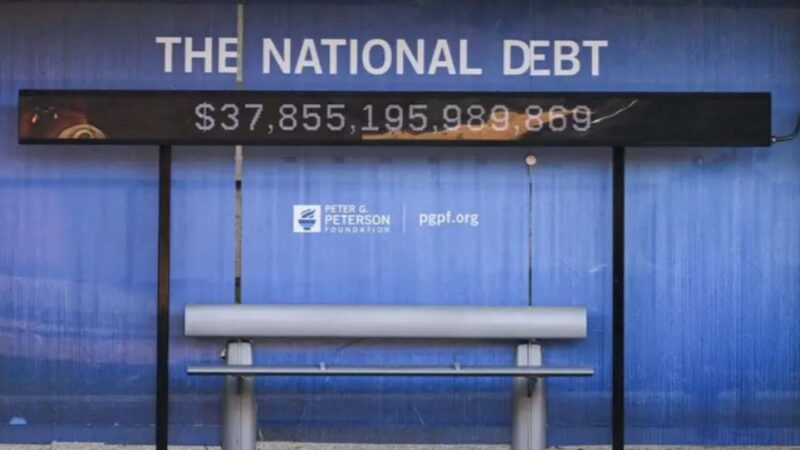 Το εθνικό χρέος των ΗΠΑ είναι πλέον μεγαλύτερο από ολόκληρη την οικονομία για πρώτη φορά από τον Β' Παγκόσμιο Πόλεμο