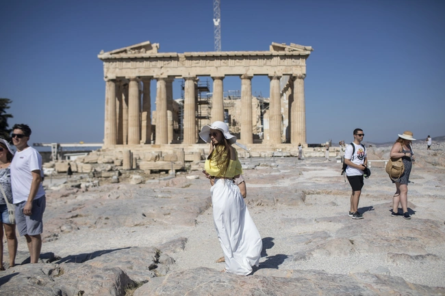 Αμερικανίδα τουρίστρια στην Ακρόπολη