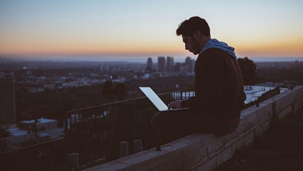 Gen Z: Η γενιά που θέλει να προσφέρει, αλλά «σκοντάφτει» στην πραγματικότητα της αγοράς εργασίας