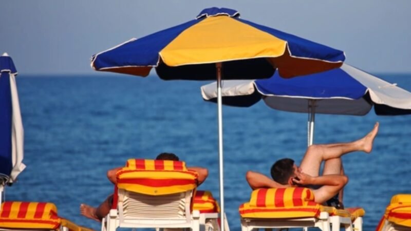 Τέλος οι «καπαρωμένες» ξαπλώστρες: Υπάλληλος-ήρωας στη Ρόδο μοιράζει εγκεφαλικά σε τουρίστες
