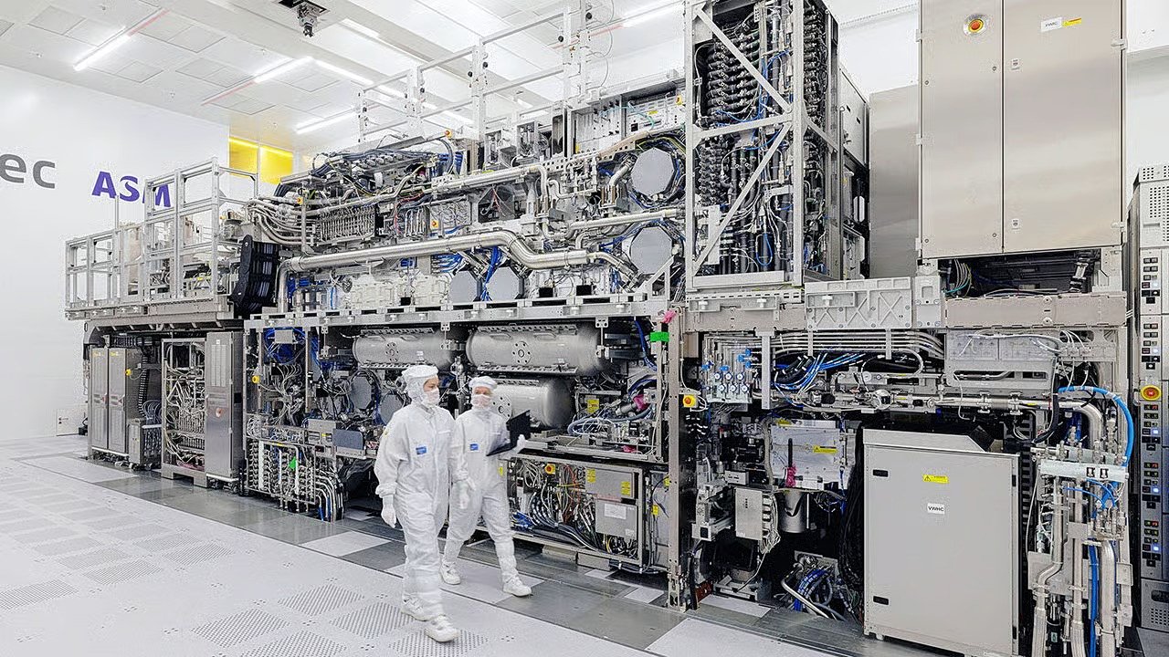 Οι μηχανές λιθογραφίας της ASML έχουν μέγεθος λεωφορείου και κοστίζουν εκατοντάδες εκατομμύρια δολάρια (ASML)