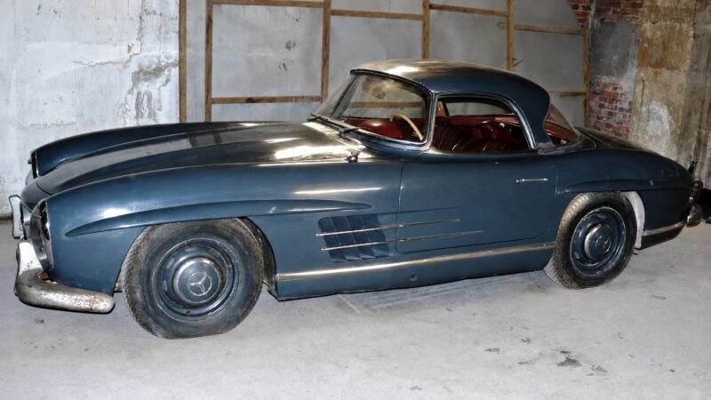Η Mercedes των 405.000 ευρώ που έμεινε δεκαετίες θαμμένη στον Πειραιά – Η πραγματική ιστορία