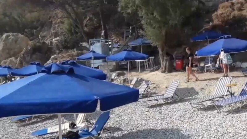 Ρόδος: Για 400 ευρώ μπήκαν ξαπλώστρες στην παραλία που γυρίστηκαν «Τα Κανόνια του Ναβαρόνε» – Ήθελε να την αγοράσει ο Άντονι Κουίν