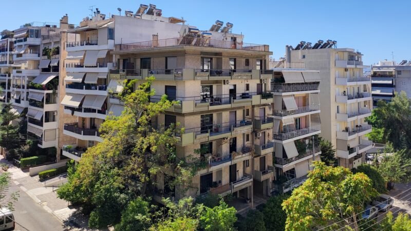 Στεγαστική κρίση: Όταν η απόκτηση στέγης απαιτεί μισθό στελέχους και υπομονή δεκαετιών