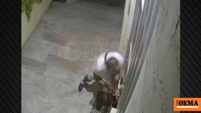 Η στιγμή που διαρρήκτης παραβιάζει πόρτα πολυκατοικίας στα Νότια Προάστια, δείτε βίντεο