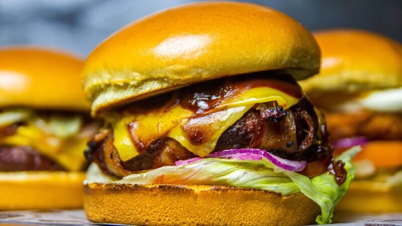 Ο πόλεμος των burger κλιμακώνεται: Τα McDonald’s χάνουν έδαφος από τον «αιώνιο» αντίπαλο