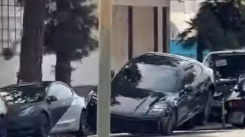 Απίστευτη σκηνή στο Λος Άντζελες: Οδηγός Porsche γκαζώνει ενώ την παίρνει γερανός (vid)