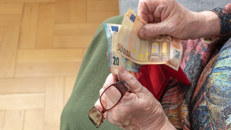 Συντάξεις χηρείας: Ποιοι θα λάβουν αυξήσεις έως 470 ευρώ