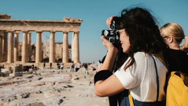 Πτώση κατά 6% για τους ξένους, στα 668 ευρώ
