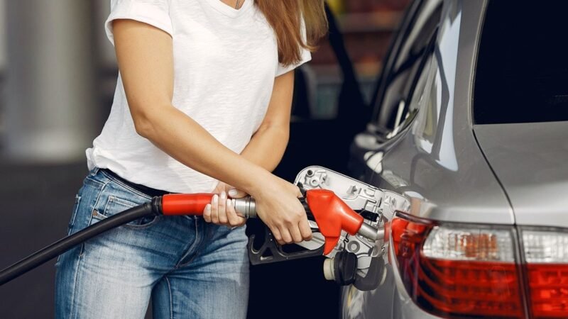 Βενζίνη: Από 1,57 ευρώ το λίτρο πληρώνουμε 2,20 - Ποιοι πολιτικοί εκτόξευσαν τους φόρους;