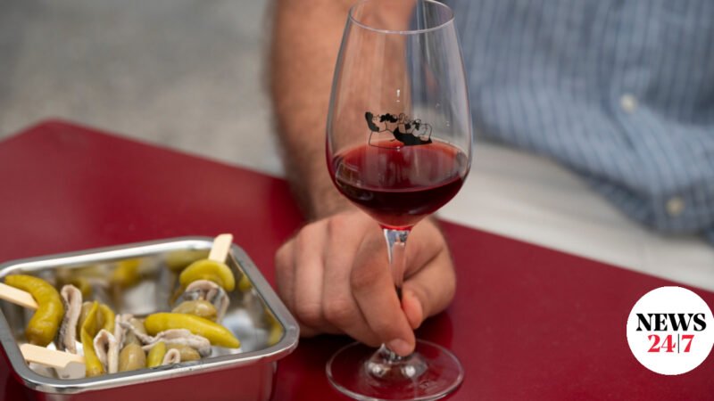 Το πιο μικρό (;) wine bar του κόσμου μόλις άνοιξε στο Παγκράτι