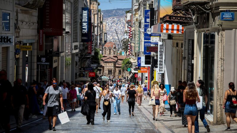 Οι Έλληνες δουλεύουν περισσότερο, αλλά παράγουν λιγότερο: Το χάσμα με Γερμανία και Ευρωπαϊκή Ένωση