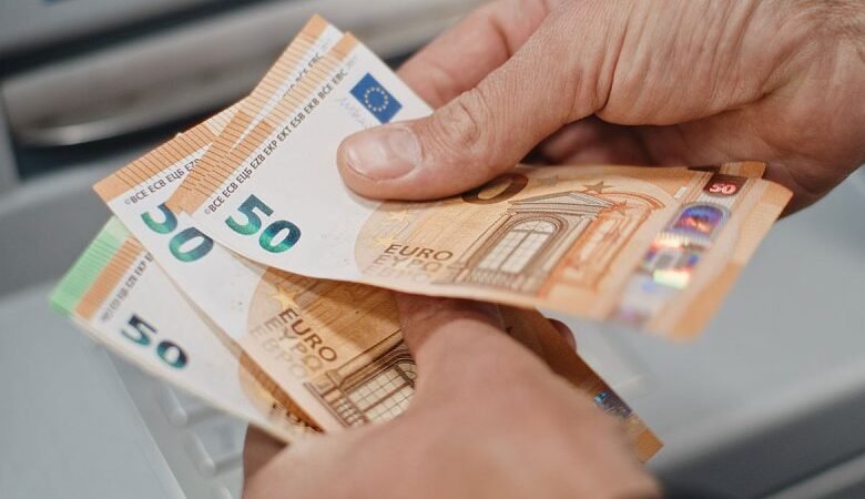 Πότε πληρώνουν επίδομα 400 ευρώ στους συνταξιούχους χωρίς περιουσιακά και εισοδηματικά κριτήρια