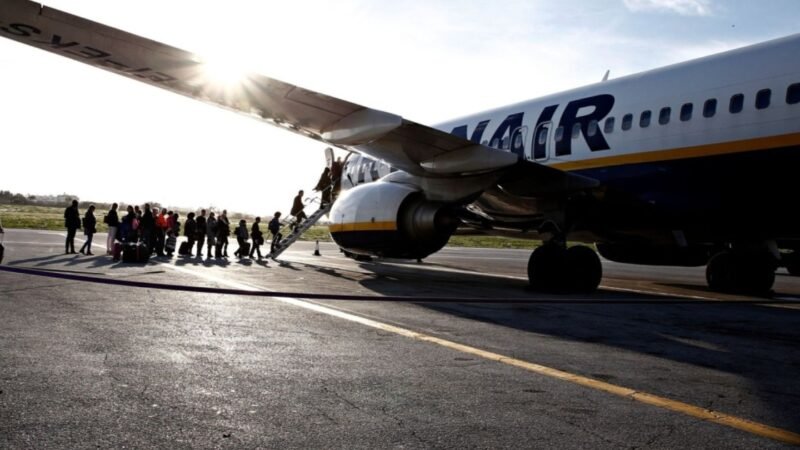 Boeing 737 της Ryanair προσγειώθηκε με καύσιμα πολύ κάτω από το όριο ασφαλείας