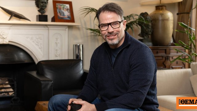 Financial Times: Πώς η Ελλάδα «φλερτάρει» τα hedge funds
