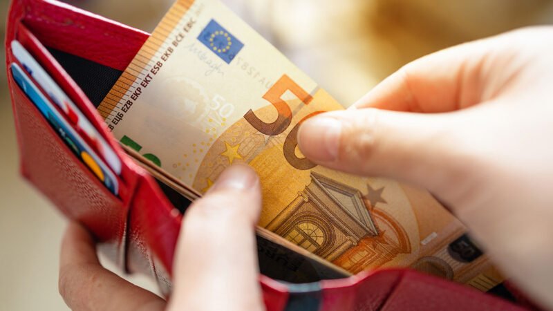 Eurostat: Πάνω από 10 άλλες χώρες της ΕΕ οι αποδοχές των Ελλήνων – Άλμα άνω του 30% σε σχέση με το 2019