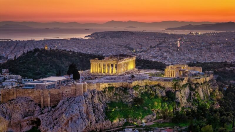 Bloomberg: Από τα πακέτα διάσωσης σε αντίπαλο του Λονδίνου