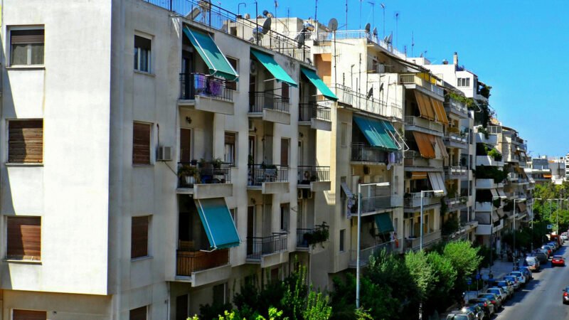 Τσουχτερά τα ενοίκια – Γιατί παραμένουν στα ύψη οι τιμές τους και τι πρέπει να αλλάξει