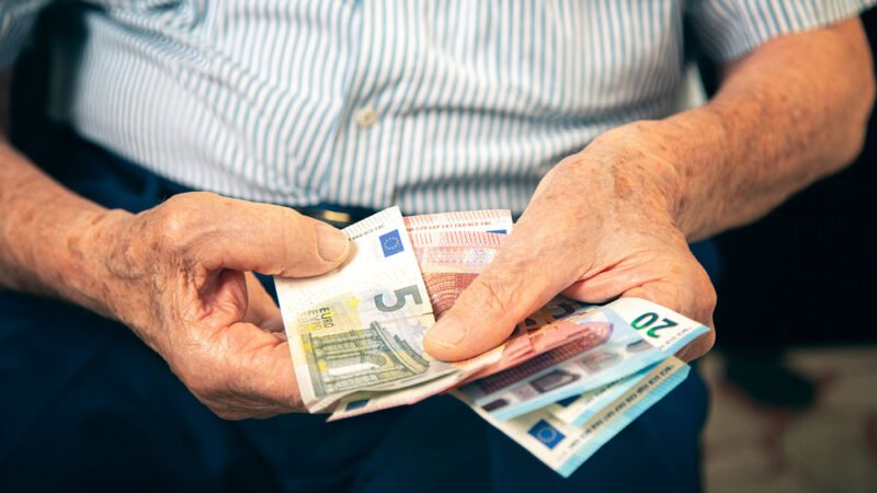 Έρχονται αυξήσεις στις συντάξεις το 2027 – Πόσο εκτιμάται ότι θα είναι το όφελος, παραδείγματα