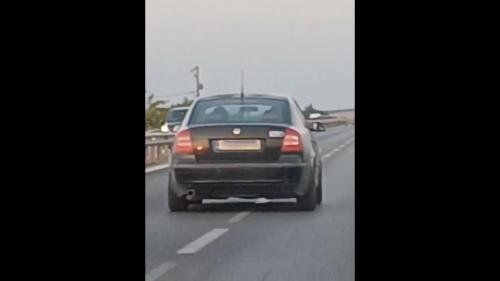 αυτοκίνητο στη μέση του δρόμου