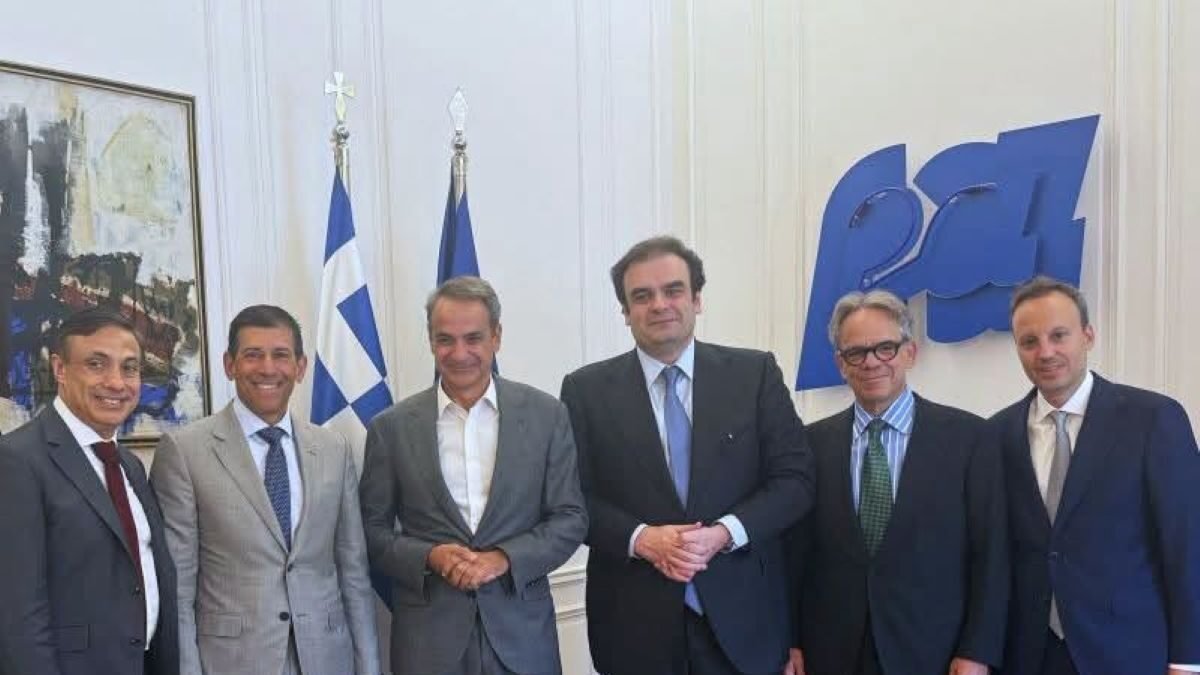 Ο πρωθυπουργός Κυριάκος Μητσοτάκης, ο ΥΠΟΙΚ Κυριάκος Πιερρακάκης και τα στελέχη της Millennium