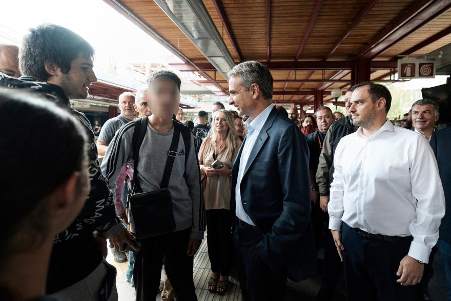 Mitsotakis on the Electric route with the first train modernized, talked to passengers and tourists, watch videos