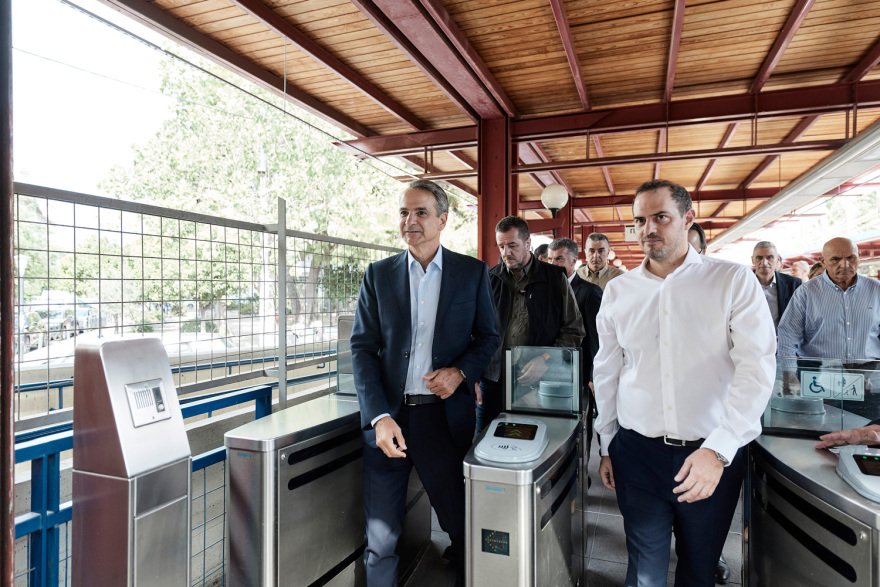 Mitsotakis on the Electric route with the first train modernized, talked to passengers and tourists, watch videos