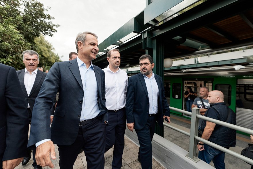 Mitsotakis on the Electric route with the first train modernized, talked to passengers and tourists, watch videos