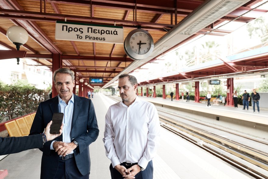 Mitsotakis on the Electric route with the first train modernized, talked to passengers and tourists, watch videos