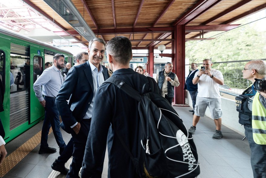 Mitsotakis on the Electric route with the first train modernized, talked to passengers and tourists, watch videos