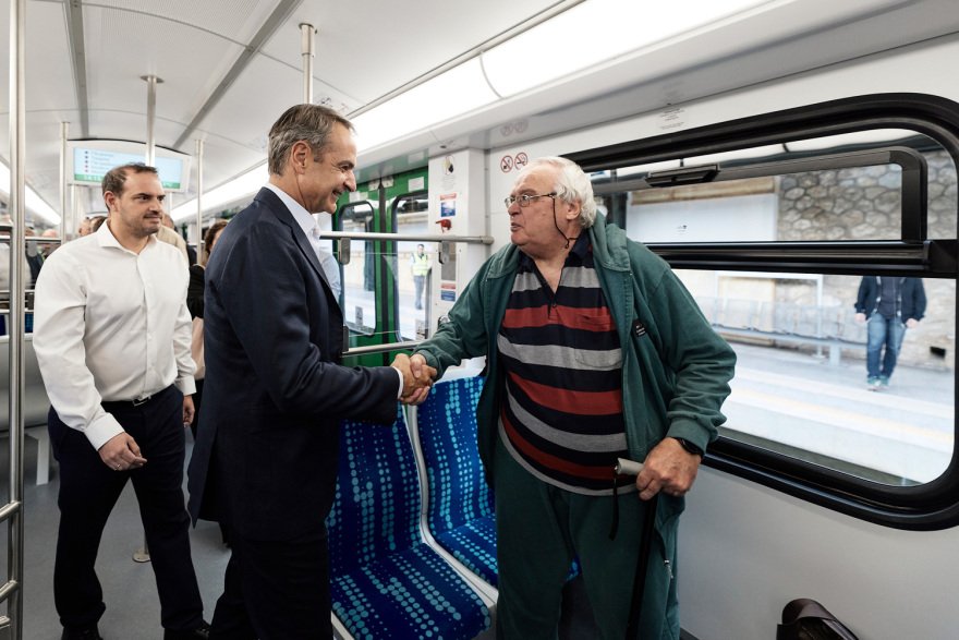 Mitsotakis on the Electric route with the first train modernized, talked to passengers and tourists, watch videos