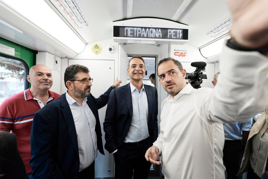 Mitsotakis on the Electric route with the first train modernized, talked to passengers and tourists, watch videos