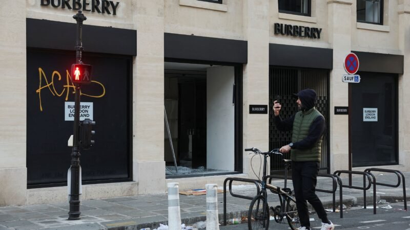 Στάχτη και Burberry: Γιατί οι μάρκες πολυτελείας καίνε τα απούλητα προϊόντα τους