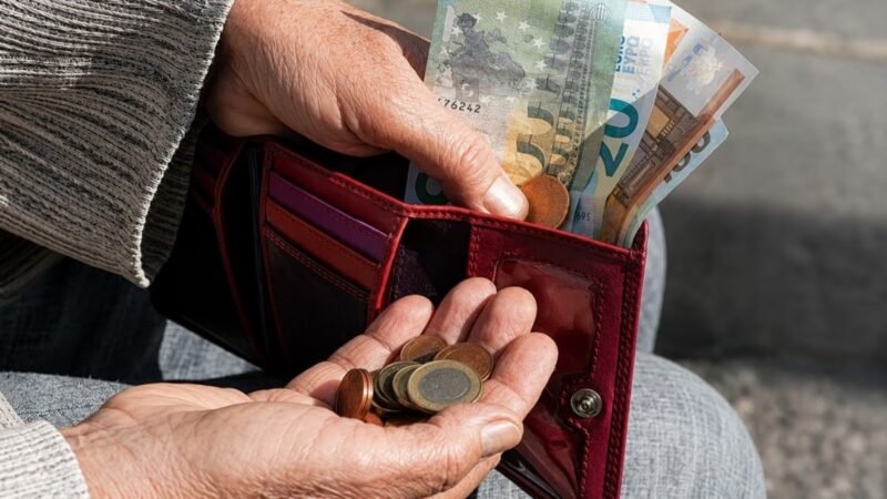 Στα 4 εκατομμύρια οι Έλληνες με ληξιπρόθεσμα χρέη στην Εφορία