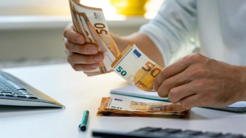 Επίδομα 500 ευρώ σε όλο το δημόσιο: Έρχεται πιο νωρίς - Όλες οι πληροφορίες