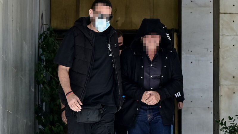 Η έξοδος του Mr Pizza Fan από τη ΓΑΔΑ μαζί με τους υπόλοιπους συλληφθέντες