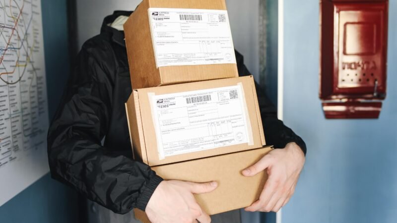 Όπισθεν ολοταχώς για τα μετρητά στα courier - Προς απόσυρση η διάταξη για τις αντικαταβολές